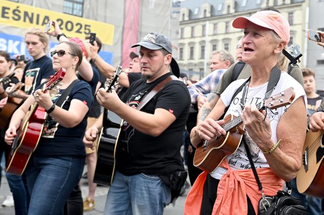 Gitarowe granie z zespołem Dżem na Rynku w Katowicach