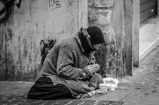 Osobie bezdomnej możesz pomóc przy… użyciu smartfona. Aplikacja Arrels dostępna w Gdańsku 