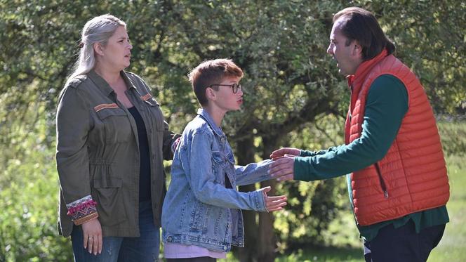 Barwy szczęścia odc. 2383. Aldona (Elżbieta Romanowska), Borys (Jakub Wieczorek), Aleks (Hubert Wiatrowski)