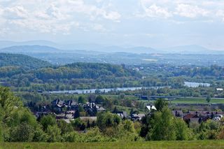 Widok na Tyniec (z klasztorem), zakole Wisły i autostradę A4 spod Lasu Wolskiego w Krakowie
