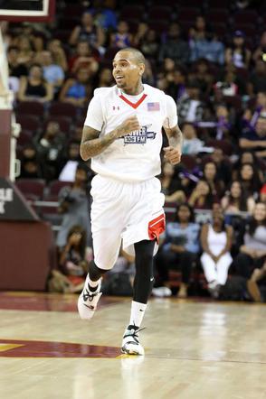 Chris Brown na meczu koszykówki