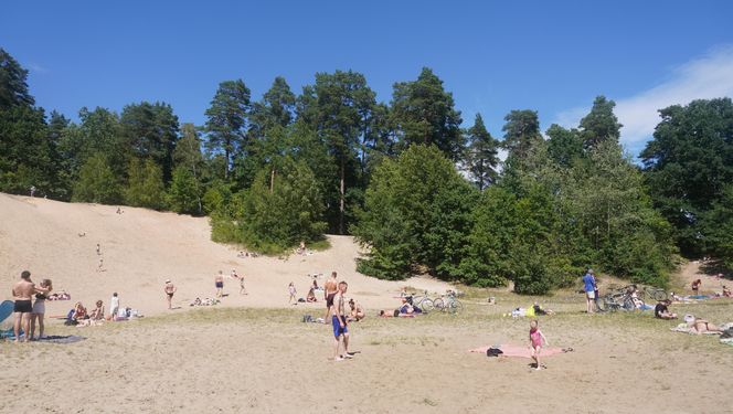 To jedno z największych jezior w Olsztynie. Kusi turystów piaszczystymi plażami