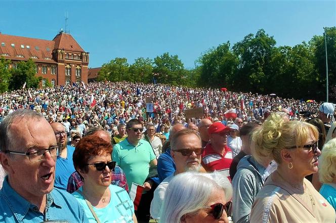 Manifestacja 4 czerwca na placu Solidarności w Szczecinie