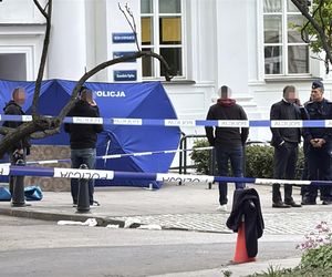 Ten chłopak spokojnie chodził z siekierą w ręku wokół ciała ofiary. Studenci przerażeni po ataku w Warszawie