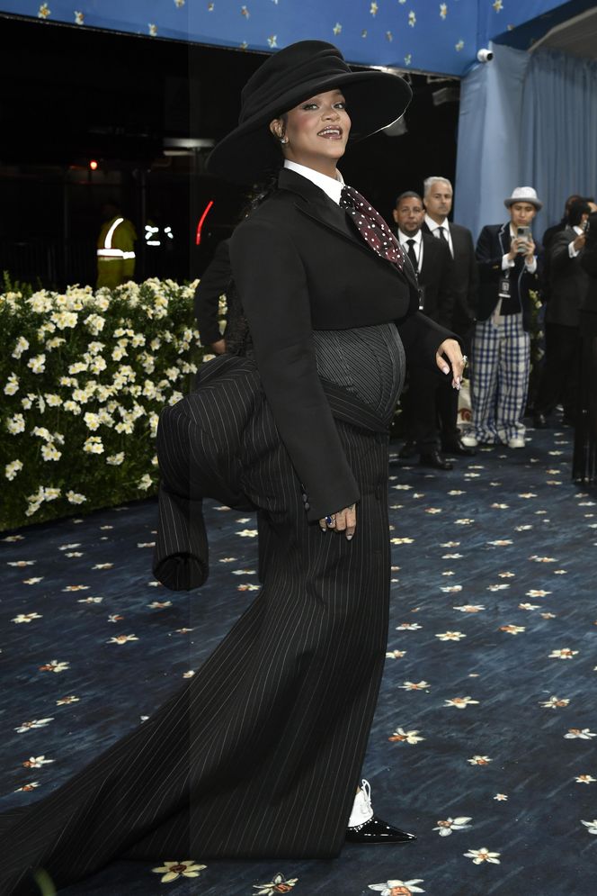 Rihanna ogłosiła ciążę na Met Gali 2025. Okrągły brzuszek wcisnęła w gorset!