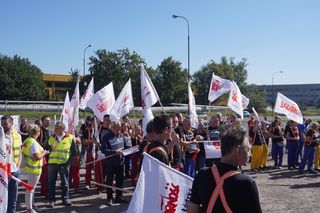 Pikieta pracowników Beko. Pracę straci 1100 osób. „Czujemy się oszukani i sfrustrowani”