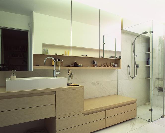 Nowoczesna kremowa łazienka w industrialnym stylu
