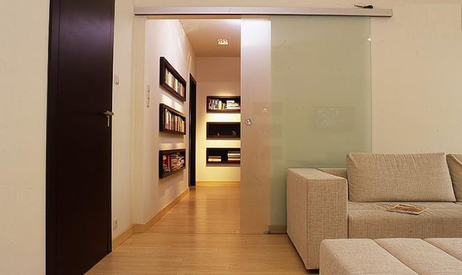 Drzwi przesuwne: naścienne i chowane w ścianie. Plusy i minusy obu rozwiązań