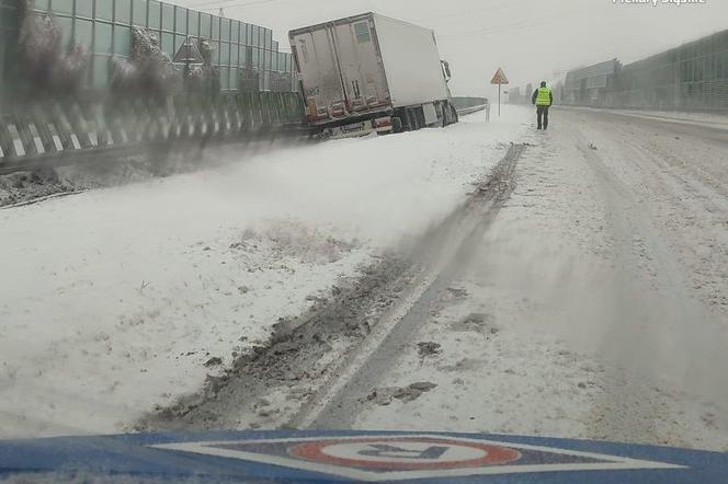 Utrudnienia na autostradzie A1. Ciężarówka wypadła z drogi. Droga częściowo zablokowana