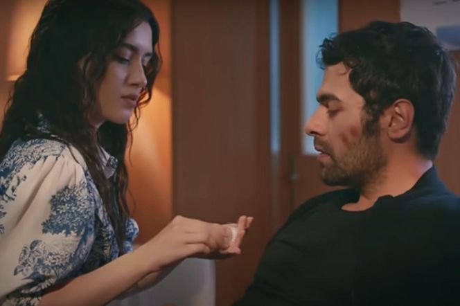 Zeynep czule opiekuje się Halilem w szpitalu 