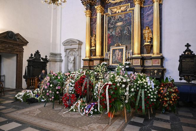 Pożegnali wielką damę polskiej kultury. Kidawa-Błońska przesłała piękny wieniec