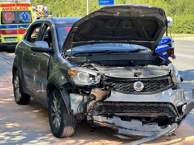 Auto wjechało w przystanek w Warszawie. Dwie osoby nie żyją