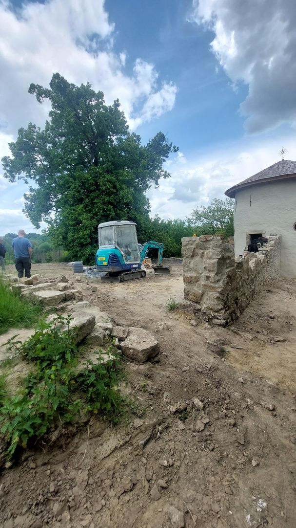 Baszta w Nowych Kicharach (gm. Dwikozy) w trakcie remontu