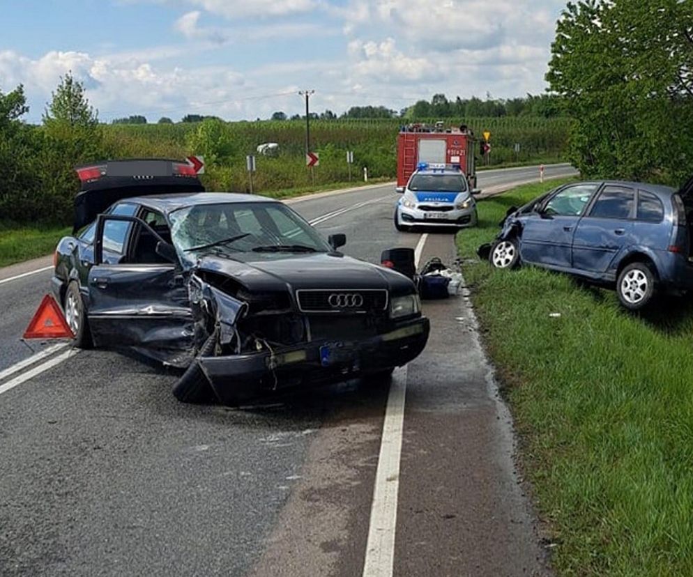 Czołowe zderzenie dwóch osobówek. Pięć osób rannych, w tym dwoje dzieci