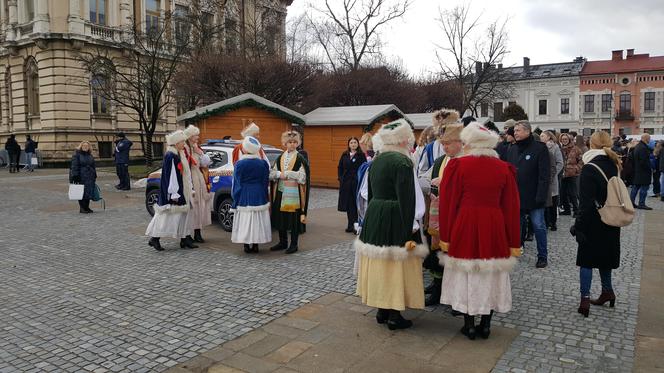 Maturzyści z Nowego Sącza zatańczyli poloneza na Ryku 