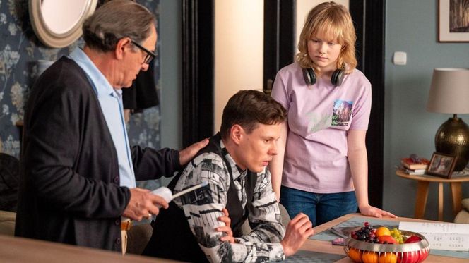 Barwy szczęścia, odcinek 3233: Emilka (Jessica Frankiewicz), Kacper (Jakub Szlachetka), Jerzy (Bronisław Wrocławski)