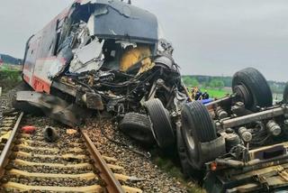 Ociąż: Dramatyczny wypadek na przejeździe kolejowym! Ciężarówka WJECHAŁA pod pociąg