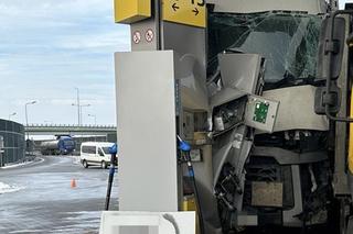 Tir roztrzaskał się na stacji paliw. Totalna demolka pod Brwinowem