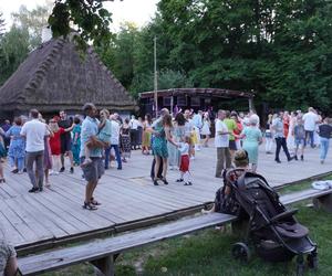 Sielanka na parkiecie w Muzeum Wsi Lubelskiej pod gołym niebem! Za nami kolejna potańcówka w rytmie miejskiego folkloru z Warszawy i Lwowa