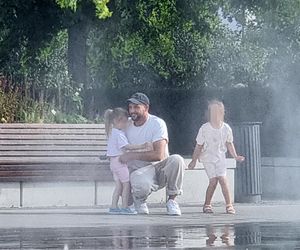 Maciej Pela z córeczkami nad Wisłą