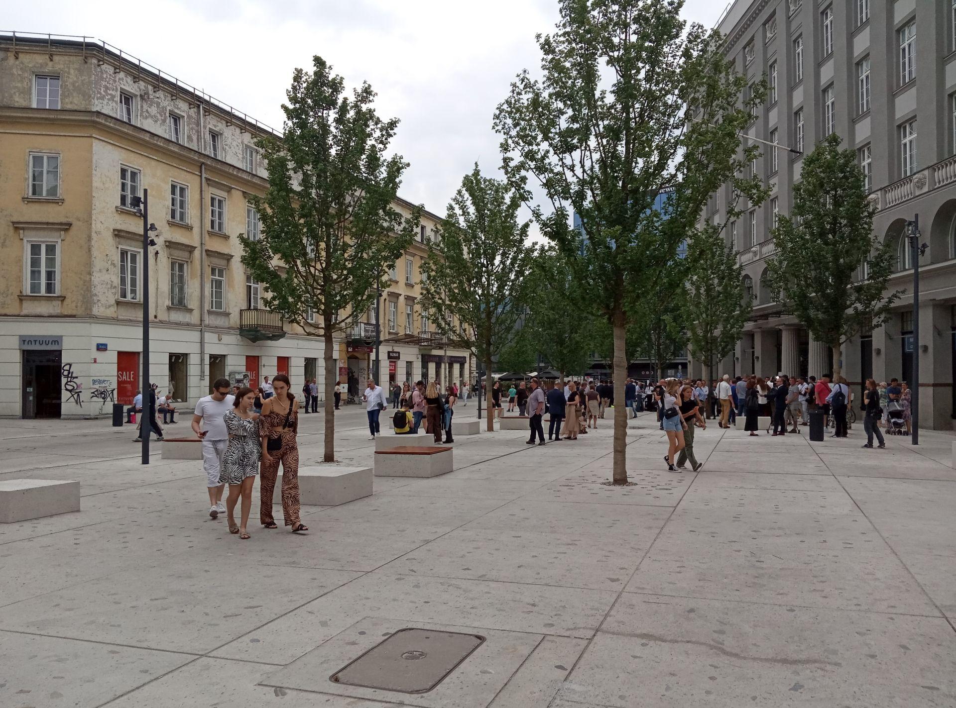 Plac Pięciu Rogów: miejska oaza, betonowa pustynia czy zwornik łączący różne przestrzenie i funkcje miasta?