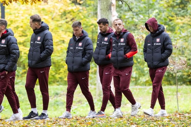 Reprezentacja zmokła na spacerze. Lewandowski się krył przed deszczem