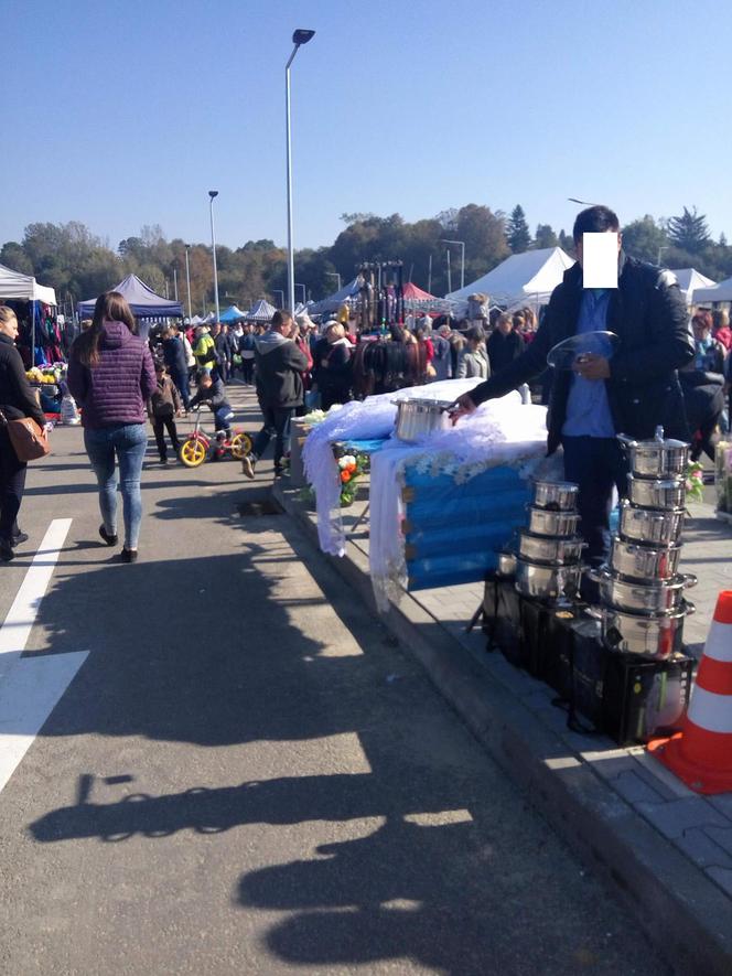 Targowisko w Rzeszowie: Ciasnota, zakaz wjazdu i towar z podłogi