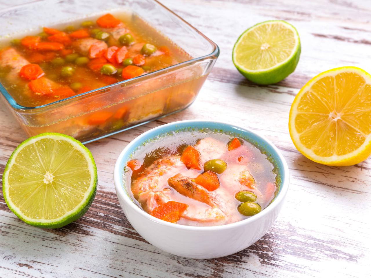 Ryba w galarecie z groszkiem i kukurydzą: przepis na smaczną wigilijną przekąskę [WIDEO]