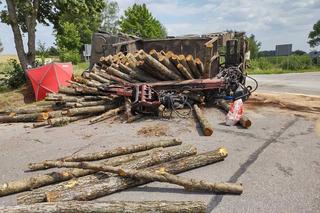 Tragiczny wypadek pod Giżyckiem. W zderzeniu skody z ciężarówką zginęła 66-latka [ZDJĘCIA]