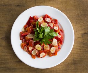 Słodko-ostra papryka duszona z czosnkiem - wyrazisty dodatek do obiadu