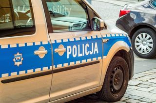Palił się stary żuk na parkingu przed blokiem w Bydgoszczy. W środku mieszkali ludzie