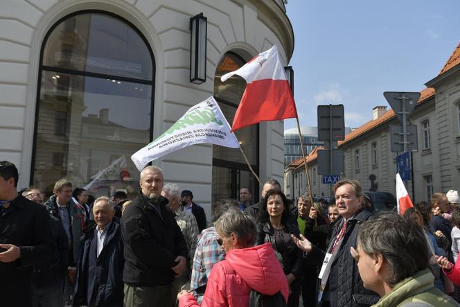 Niezależny prezydent II RP. Tajemnicza manifestacja na Krakowskim Przedmieściu