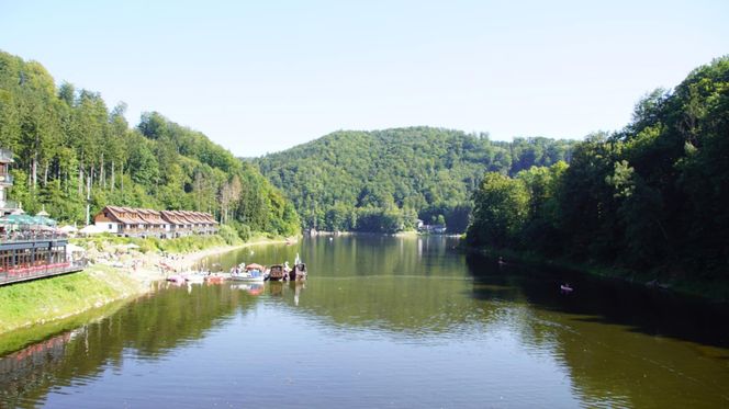 To najpiękniejsze jezioro na Dolnym Śląsku. Otoczone jest wzgórzami i lasami