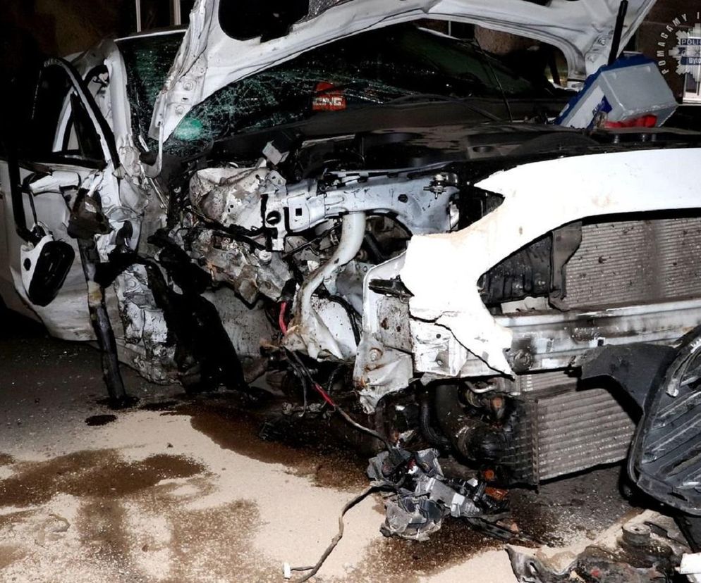 Bytom. 44-latek roztrzaskał auto na drzewie. Ford został zmiażdżony
