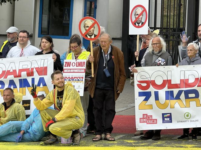 Żółto-niebieska niespodzianka dla rosyjskich dyplomatów. Barwy Ukrainy na asfalcie przed ambasadą Rosji