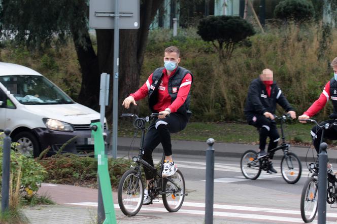 Kadra jeździ na rowerach elektrycznych po Sopocie