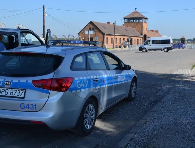 Skandal w Muzeum Auschwitz. Turyści z Albanii „hajlowali” pod „Bramą Śmierci”