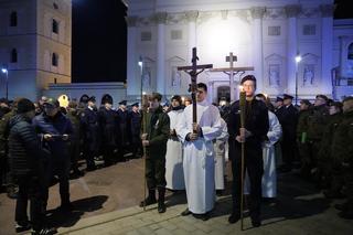 Tłumy wiernych przeszły przez stolicę. Centralną Drogę Krzyżową poprowadził kardynał Nycz