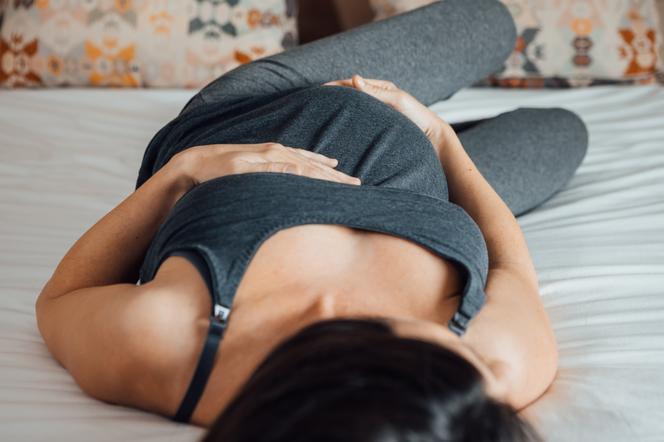 Zespół niespokojnych nóg - dlaczego szczególnie dokucza w czasie ciąży? 