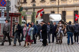 Wrocław zamienia się z powrotem w Breslau? Na ulicach miasta powstaje nowy serial. Zobacz, jak wygląda plan zdjęciowy [ZDJĘCIA]