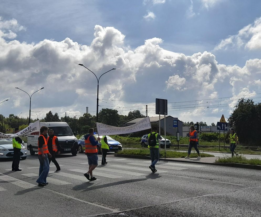 Drugi dzień protestu kolejarzy w Polsce. Blokują drogi m.in. w Dąbrowie Górniczej