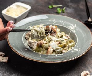 Makaron z kurczakiem w sosie z serka topionego - szybki przepis na oszukaną pastę fettucine