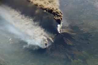 Etna wybuchła. Chmura pyłu na 8 kilometrów! Władze wprowadziły ograniczenia 