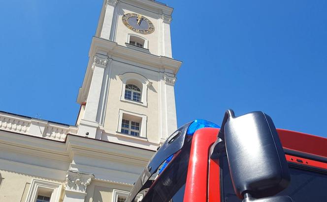 Alarm przeciwpożarowy w Ratuszu w Lesznie. Na miejsce wysłano cztery wozy strażackie