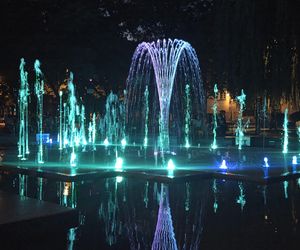 Muzyka, światło i woda w sercu Bydgoszczy. Ta fontanna naprawdę gra!