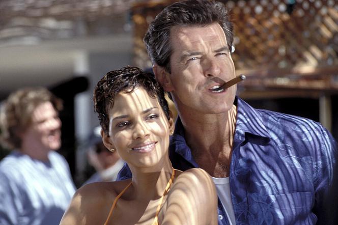 Halle Berry nadal jest dziewczyną Bonda! To królowa bikini