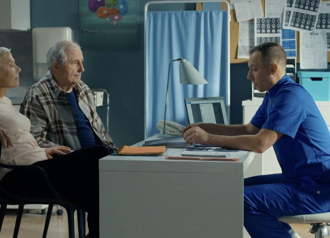 Barwy szczęścia, odcinek 3195: Krystyna (Hanna Bieluszko), Krzysztof Jaworski (Jacek Kałucki), lekarz 