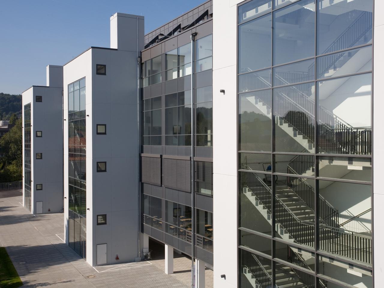 Słoneczny dach stadionu piłkarskiego w Bielefeld