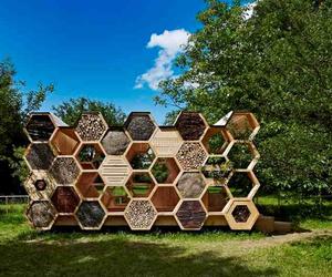 Miasto - ogród w Zamku Cieszyn. Projekt Atelierd – K-abeilles;  mebel wypoczynkowy w ogrodzie połączony z domami dla owadów. Foto: Stephan Spach. Zamek Cieszyn