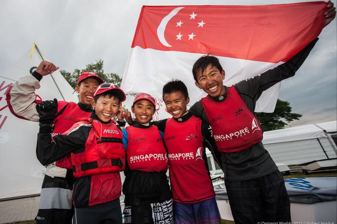 Singapur drużynowym Mistrzem Świata Optimist 2015